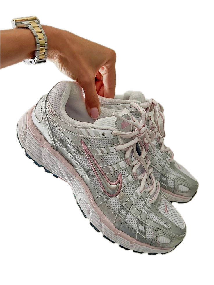 Main qui tient une paire de Nike P6000